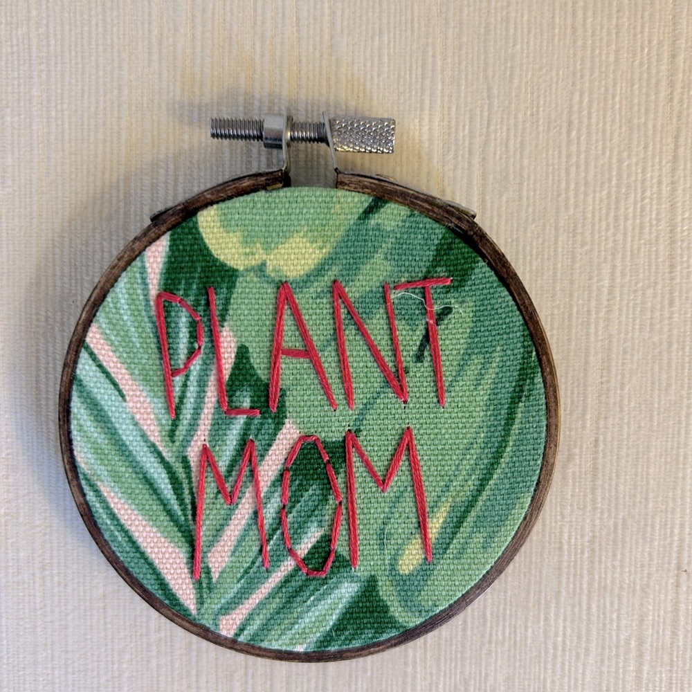 🪴 EMBROIDERY Wall Plaque “Plant Mom” Handmade Local Cute